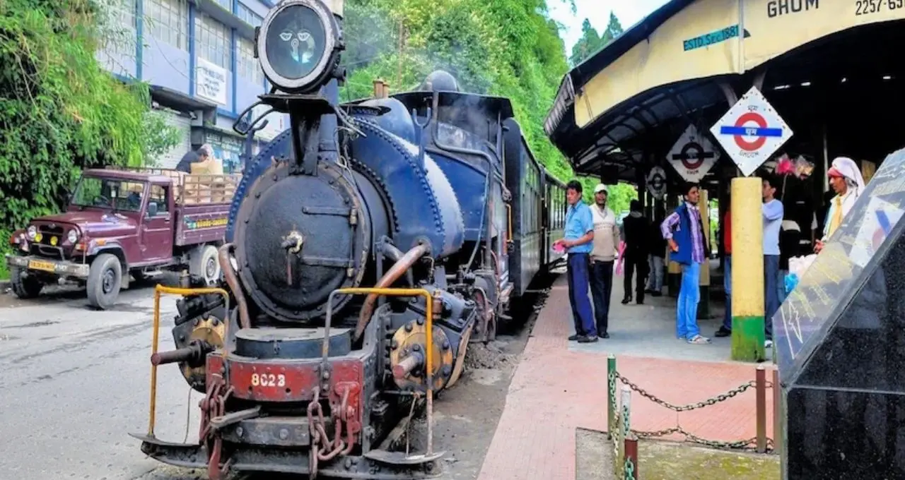 Darjeeling Toy Train: পুজোয় পাহাড়ে বেড়ানোর প্ল্যান? দার্জিলিং টয় ট্রেনে মিলছে বিশেষ জয়রাইড, রইল সময়সূচি
