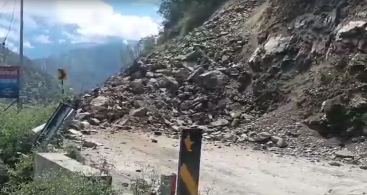 मौसम अपडेट: पौड़ी में लैंडस्लाइड, 25 दुकानों पर खतरा; बिहार के 14 जिलों में बाढ़