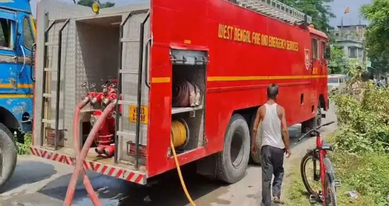 Fire Incident: কালো ধোঁয়ায় ঢাকল আকাশ, শিলিগুড়ির ভালবাসা মোড়ে গোডাউনে ভয়াবহ আগুন! ঘটনাস্থলে দমকল
