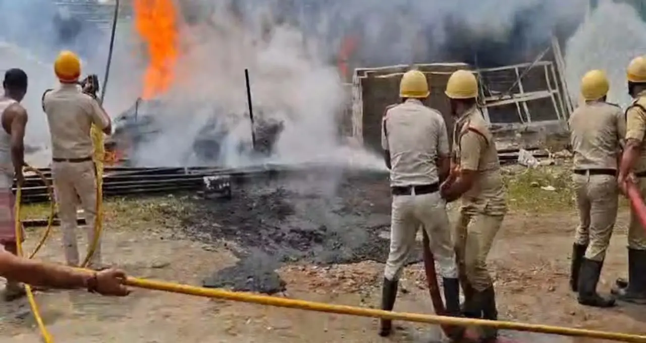 Fire Incident: কালো ধোঁয়ায় ঢাকল আকাশ, শিলিগুড়ির ভালবাসা মোড়ে গোডাউনে ভয়াবহ আগুন! ঘটনাস্থলে দমকল
