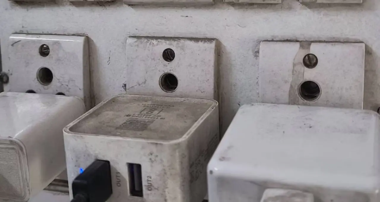 Switchboard Cleaning Tips: কালো-তেলচিটে সুইচবোর্ড হবে ঝকঝকে! তবে এই ভুল করলেই বিপদ, মেনে চলুন ৫ জরুরি সতর্কতা
