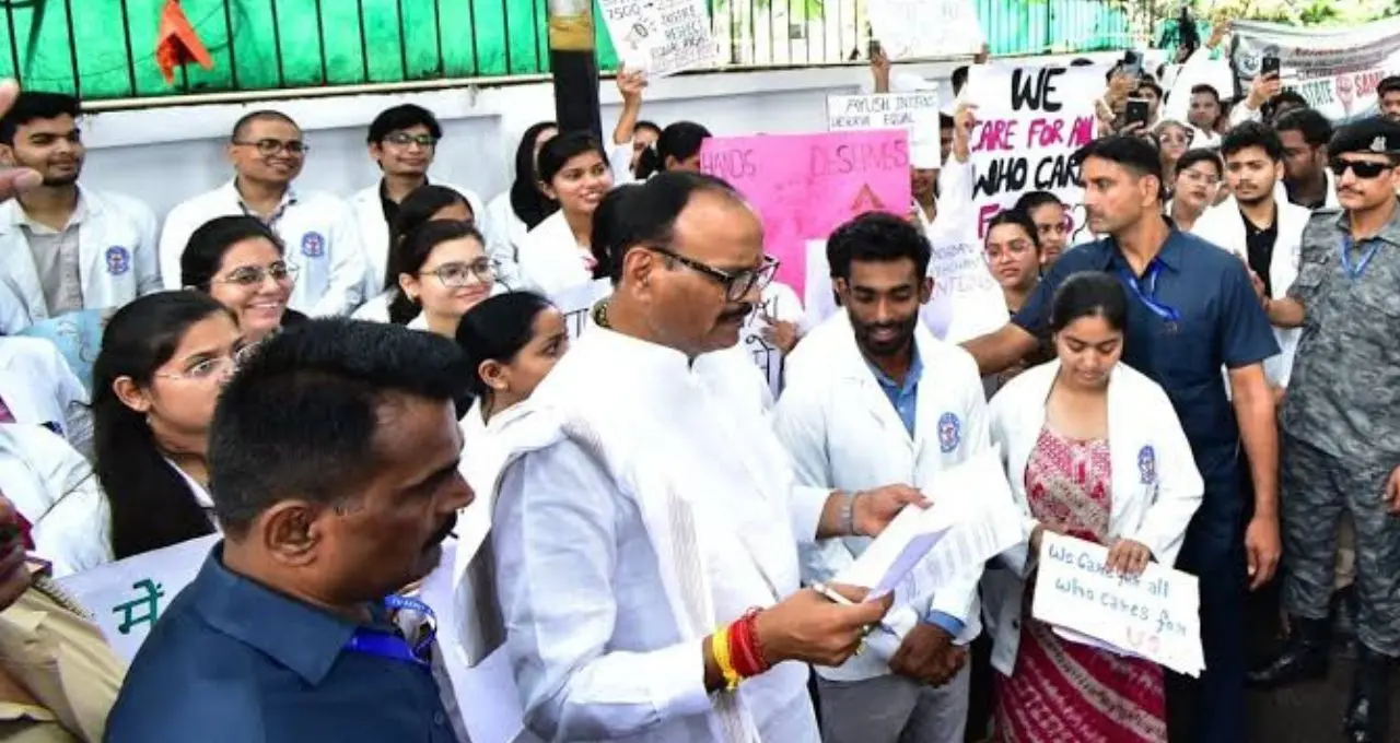 लखनऊ में आयुष छात्रों का प्रदर्शन, ₹7,500 से बढ़ाकर ₹25 हजार स्टाइपेंड की मांग पर डिप्टी CM से मिलने की जिद