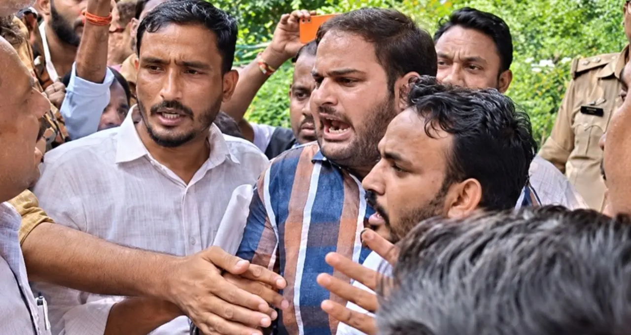 लखनऊ यूनिवर्सिटी में VHP-बजरंग दल का प्रदर्शन, फावड़ा लेकर पहुंचे कार्यकर्ता, मंदिर की सफाई को लेकर नोकझोंक