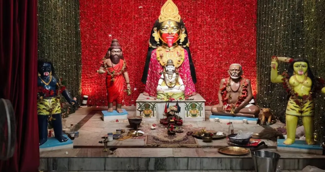 Kaushiki Amavasya: তারাপীঠের ভিড় এড়াতে চান? মাত্র ৪০ কিমি দূরেই ৪০ ফুটের তারা মা, জানুন কান্দির এই তীর্থের কথা
