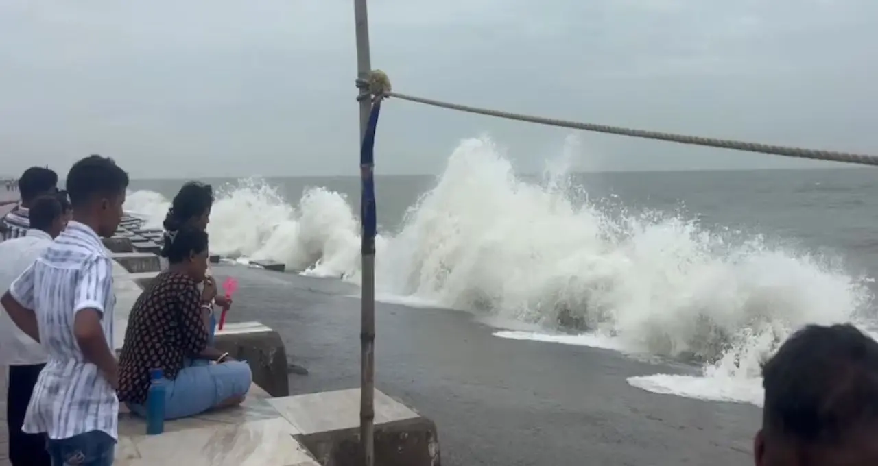South Bengal Weather Update: কৌশিকী অমাবস্যার কোটালেই নতুন নিম্নচাপের চোখরাঙানি! কলকাতা-সহ দক্ষিণবঙ্গে ঝড়-বৃষ্টির সতর্কতা
