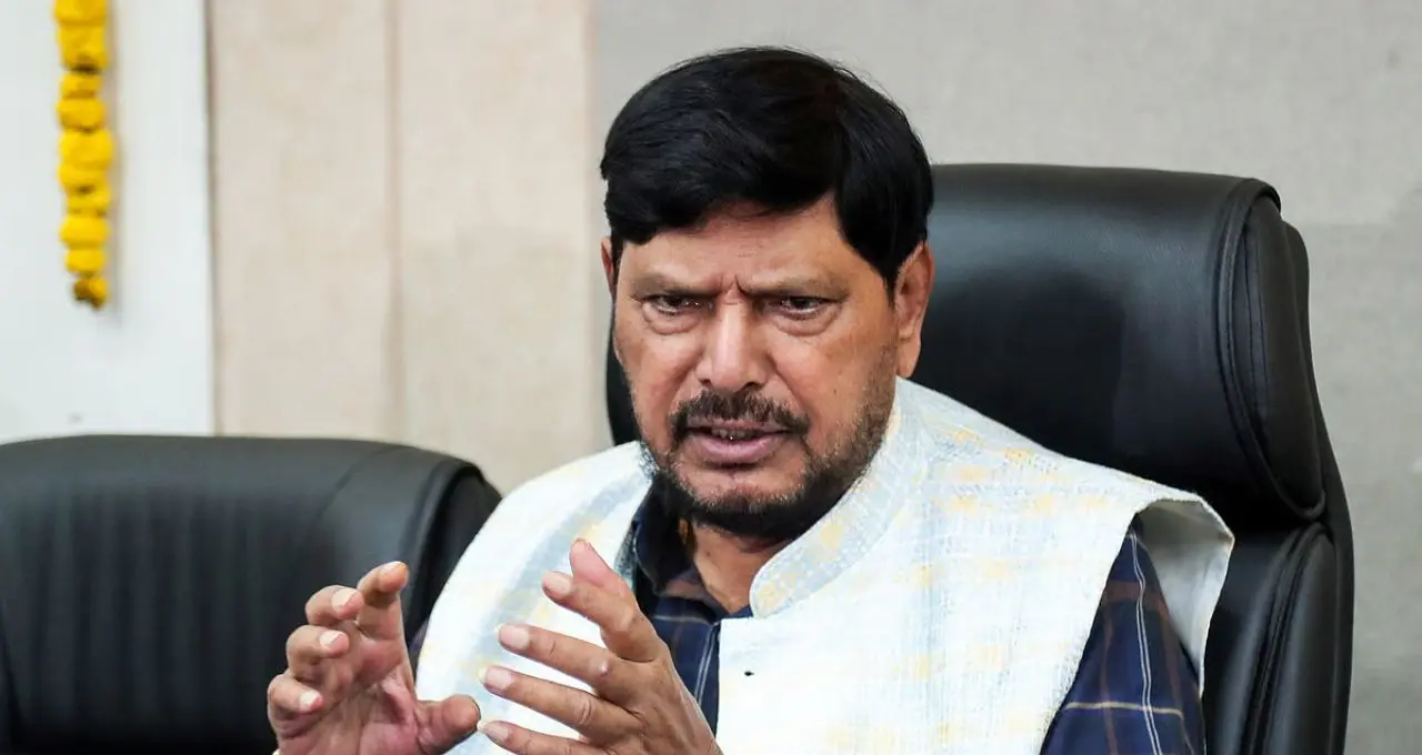 অমৃতা ফডণবীস মনোজ জারাঙ্গেকে ভাই বলে বাড়িতে খাবারের আমন্ত্রণ জানালেন গরবায় মুসলিমদের অংশগ্রহণে সমর্থন