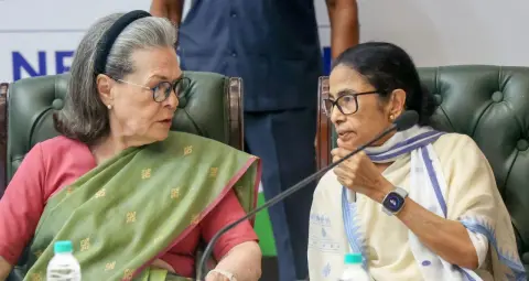 INDIA Bloc Meeting: सोनिया गांधी ने थपथपाई ममता की पीठ, SIR मुद्दे पर विपक्ष ने बनाई साझा रणनीति