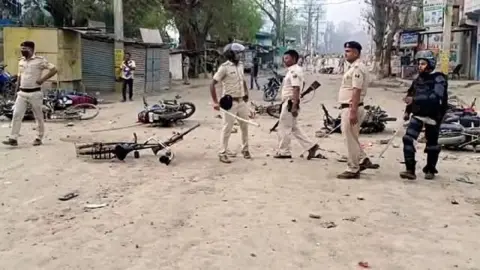 বিহারশরিফে নেশা করতে বাধা দেওয়াকে কেন্দ্র করে দম্পতির সঙ্গে বিবাদ, ইট-পাথর ছোড়াছুড়ি