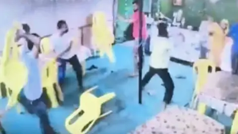 দরভাঙ্গায় বকেয়া টাকা চাওয়াকে কেন্দ্র করে রেস্তোরাঁ পরিচালকের ওপর হামলা ও ভাঙচুরের অভিযোগ