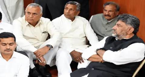 कर्नाटक में SIR पर घमासान, CM डीके शिवकुमार धरने पर बैठे; Form 7 के कथित दुरुपयोग की जांच की मांग