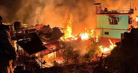 शिमला के जुब्बल में देर रात भीषण आग, पांच मकान जले, प्रभावित परिवारों को राहत का आश्वासन