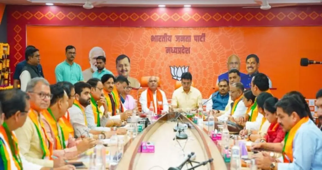 MP BJP में समन्वय पर बिप्लब देब का जोर, जीतू पटवारी के बयान और भाजपा सांसद के समोसे तलने की चर्चा