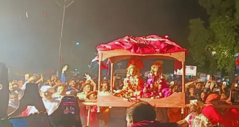 रामनगर की 200 साल पुरानी रामलीला में लौटी जनकपुर की बारात, चारों बहुओं का हुआ परछावन