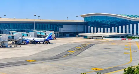 हैदराबाद एयरपोर्ट पर IndiGo फ्लाइट में इमरजेंसी एग्जिट अलार्म, यात्री विमान से उतारा गया