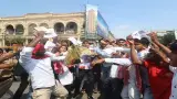 लखनऊ में सपा कार्यकर्ताओं का हंगामा, पुलिस से धक्का-मुक्की; CEC के नाम से निकाली 'अस्थि कलश यात्रा