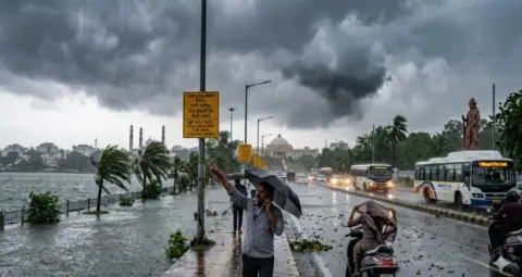 Weather Alert: 23 राज्यों में भारी बारिश का अलर्ट, 50 किमी की रफ्तार से चलेंगी हवाएं