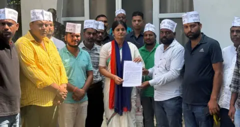 68500 शिक्षक भर्ती में आरक्षण का मुद्दा, अभ्यर्थियों ने अनुप्रिया पटेल से मिलकर सौंपा ज्ञापन