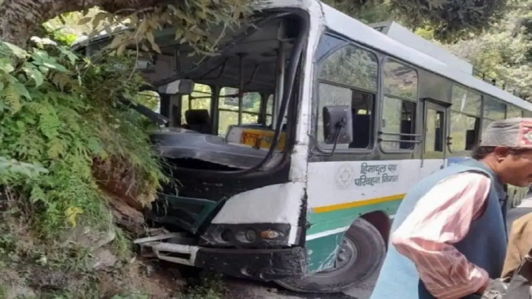 मनाली से पठानकोट जा रही HRTC बस पलटी, ड्राइवर-कंडक्टर समेत 6 लोग घायल; हादसे के बाद मची अफरा-तफरी