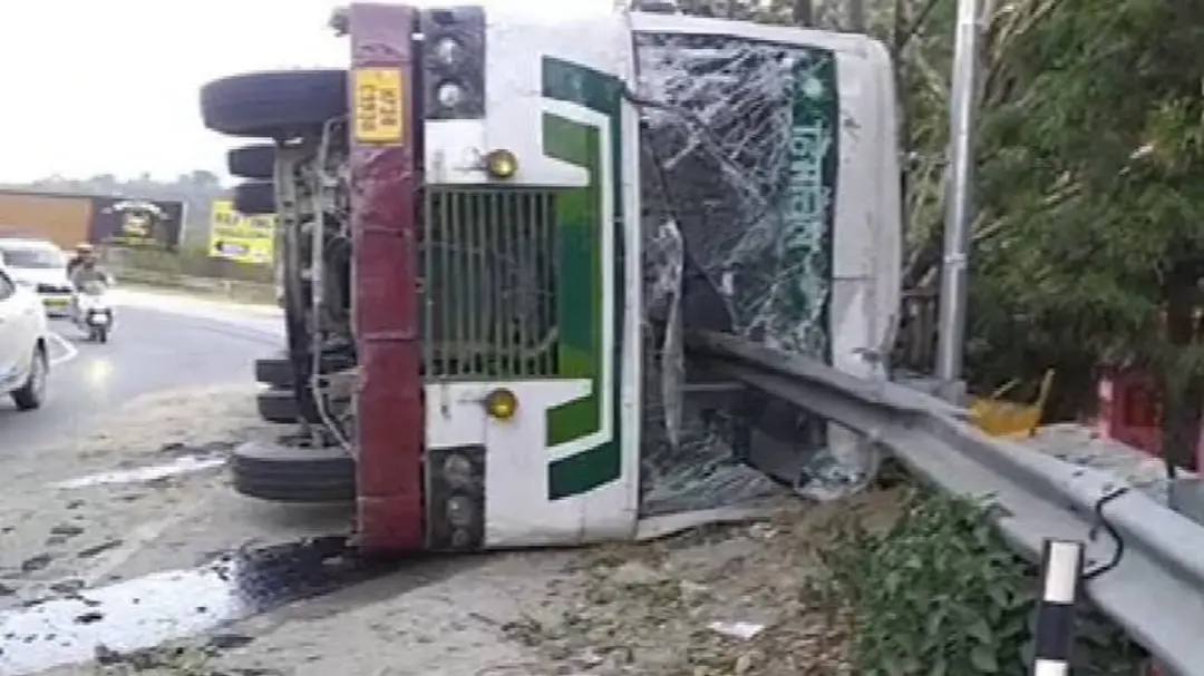 कुल्लू में HRTC बस सड़क पर पलटी, 5 घायल; मनाली से पठानकोट जा रही थी, पुलिस लाइन बाशिंग के पास हादसा