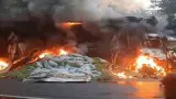 कंटेनर-डंपर की टक्कर के बाद भीषण आग, 2 जिंदा जले आगरा में हादसे के बाद दोनों वाहन जलकर राख