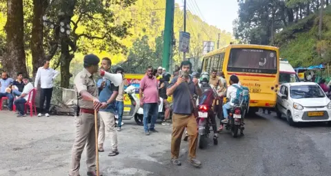 कैंची धाम में उमड़ी पर्यटकों की भीड़, ट्रैफिक प्लान लागू, बाहरी दोपहिया वाहनों की एंट्री पर रोक
