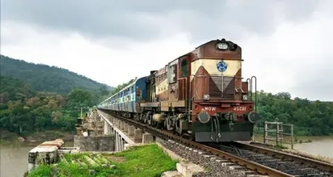 गंगा तटबंध कटाव से पांचवें दिन भी रेल सेवा प्रभावित, झारखंड-बंगाल रूट की कई ट्रेनें डायवर्ट