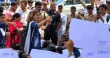 भोपाल में टीचर पर गंभीर आरोप, छात्रों ने सड़क पर बैठकर किया प्रदर्शन, ट्रांसफर के बाद शुरू हुई जांच