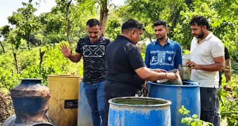 फरीदाबाद में जंगल में चल रही अवैध शराब की भट्ठी पकड़ी, 800 लीटर शराब नष्ट, 2 आरोपी फरार