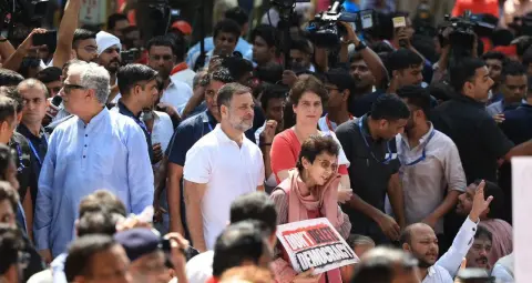 चुनाव आयोग तक विपक्ष का मार्च रोका गया, राहुल-प्रियंका धरने पर बैठे; अखिलेश और अभिषेक हिरासत में