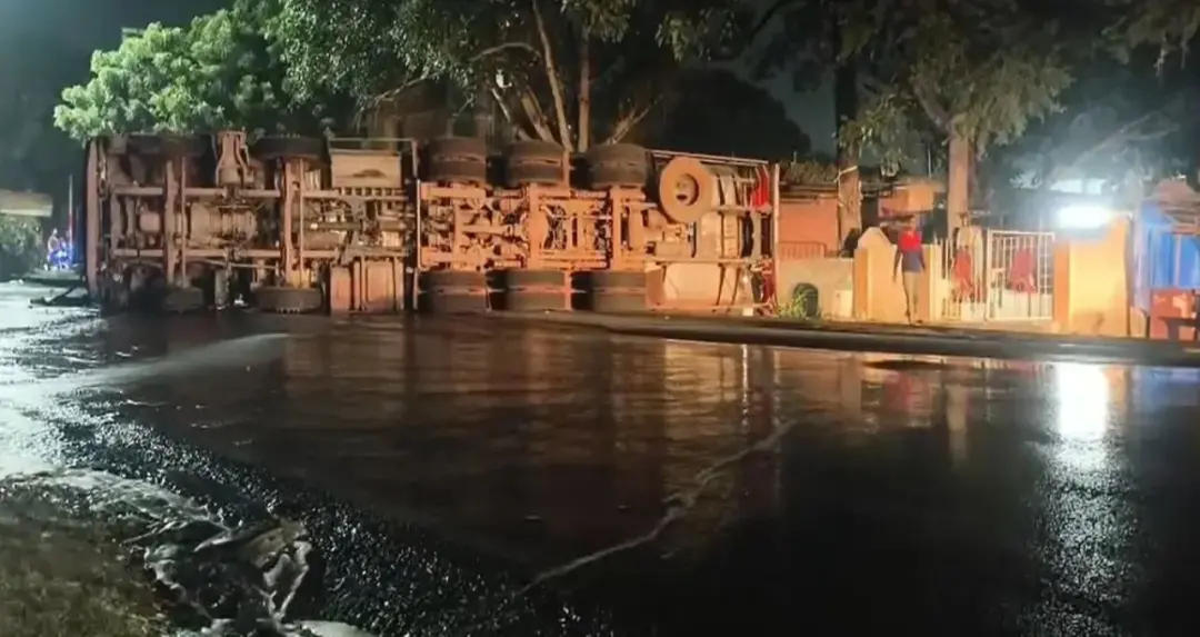चंद्रपुर में डीजल टैंकर पलटा, सड़क पर बहा ईंधन; आधी रात को बाल्टी लेकर पहुंचे लोग