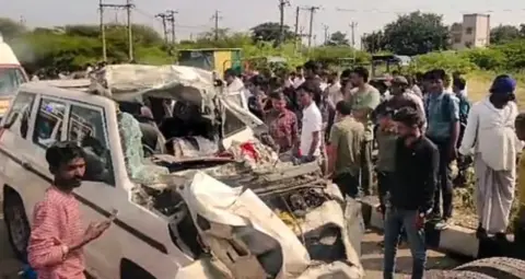 गुजरात में भीषण सड़क हादसा: ट्रेलर से टकराई तेज रफ्तार बोलेरो, 7 लोगों की मौत