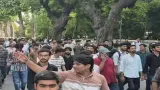 एएमयू में आधी रात भड़का छात्रसंघ बहाली आंदोलन, यासिर को मेडिकल कॉलेज ले जाने पहुंची टीम तो जुटे हजारों छात्र