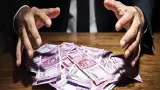 पति की मौत के बाद ग्रेच्युटी के दस्तावेज जमा कराए, पत्नी के खाते से फर्जी हस्ताक्षर कर रुपए ट्रांसफर; क्लर्क पर FIR