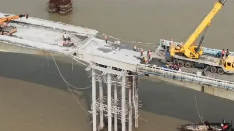 विक्रमशिला सेतु पर अंतिम बेली ब्रिज भी हटाया जा रहा, 65 सदस्यीय टीम जुटी; रेलिंग…