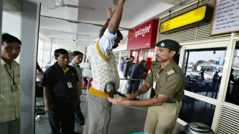 जम्मू-कश्मीर से 150 बांग्लादेशी नागरिक पश्चिम बंगाल लाए गए
