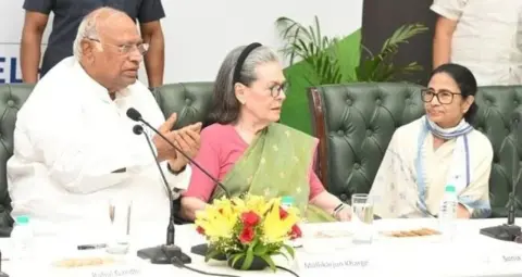 INDIA Bloc MPs Lunch: खरगे ने विपक्षी सांसदों को दिया लंच का बुलावा, CEC ज्ञानेश कुमार से मुलाकात के लिए होगा पत्र पर हस्ताक्षर