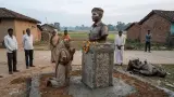 शहीद संतोष उरांव यांच्या क्षतिग्रस्त पुतळ्याची आईने स्वतःच्या खर्चाने केली पुनर्स्थापना