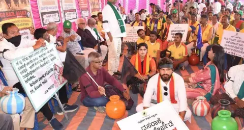 मैसूरु दशहरा में कंबाला आयोजन का विरोध, प्रदर्शनकारियों ने सफाईकर्मियों के वेतन की मांग उठाई