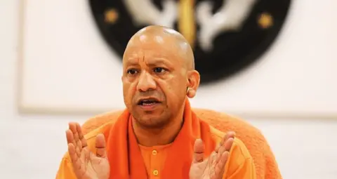  लखनऊ में मंच पर घबराई युवती का CM योगी ने बढ़ाया हौसला, तालियों से लौटाया आत्मविश्वास