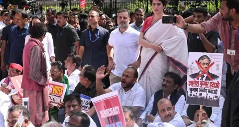राहुल गांधी का लगातार तीसरे दिन प्रदर्शन, ज्ञानेश कुमार के इस्तीफे पर अड़ा विपक्ष; आज जंतर-मंतर पहुंचने की तैयारी