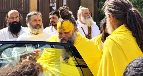 वृंदावन में संत प्रेमानंद का अचानक आगमन, श्रीराधा केलिकुंज में दर्शन के लिए उमड़ी भक्तों की भीड़