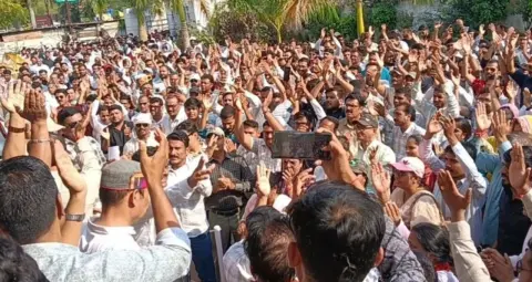 देवास में 2000 पटवारियों का 8.5 घंटे प्रदर्शन, सामूहिक छुट्टी का ऐलान,सेवा समाप्ति के विरोध में आंदोलन