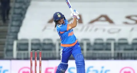 Harmanpreet Kaur Captaincy Era: ২১১ ম্যাচ, ১২৬ জয়, ৮ খেতাব! বিশ্বকাপ জিতিয়ে অধিনায়কত্ব ছাড়লেন হরমনপ্রীত, স্মৃতির হাতে ব্যাটন
