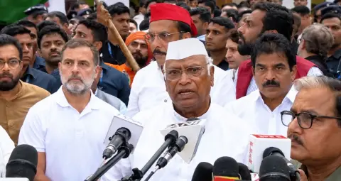 SIR के खिलाफ विपक्ष का तीसरे दिन भी प्रदर्शन, राजघाट पहुंचे राहुल-प्रियंका; राहुल बोले- हमारे लोगों को पीटा गया