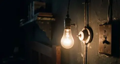 स्विच बंद होने पर भी LED बल्ब क्यों चमकता है? जानें Ghost Glowing की वजह और इसे ठीक करने का तरीका