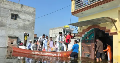 लखनऊ में बाढ़ का कहर:फैजुल्लागंज के 40 हजार घर जलमग्न, बेहता नाले में युवक लापता