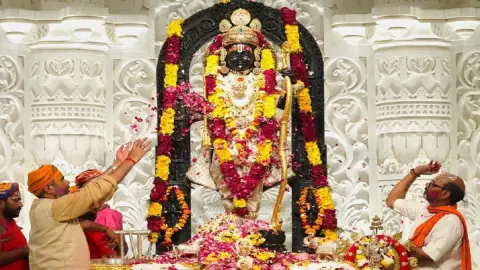 अयोध्या में नवरात्र की धूम, दिव्य श्रृंगार से सजे रामलला; राम मंदिर से दशरथ महल तक गूंज रहे पूजा-पाठ और भक्ति के स्वर