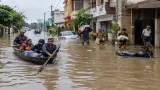 लखनऊ में बाढ़ का संकट: 40 हजार घरों में पानी, सड़कें बनीं नहर; कारें-बाइकें डूबीं, राशन खराब होने से परिवारों की बढ़ी परेशानी
