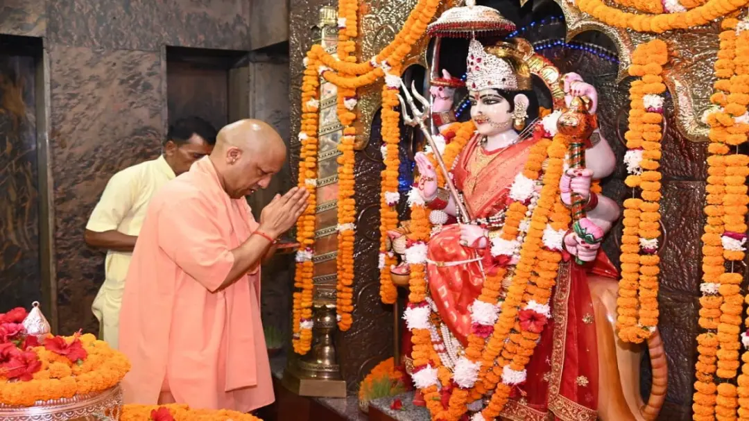 नवरात्र पर सीएम योगी ने किया कन्या पूजन, बच्चियों को दिए उपहार; मां पाटेश्वरी के दरबार में टेका माथा