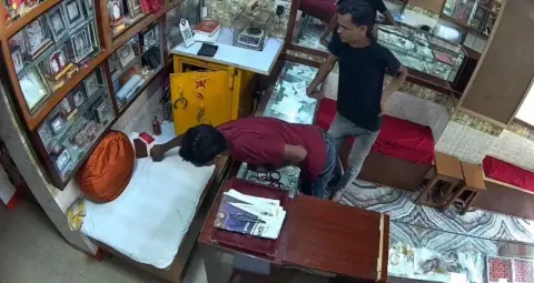 पानागढ़ बाजार में सोने की दुकान से मोबाइल चोरी, CCTV में कैद हुई वारदात